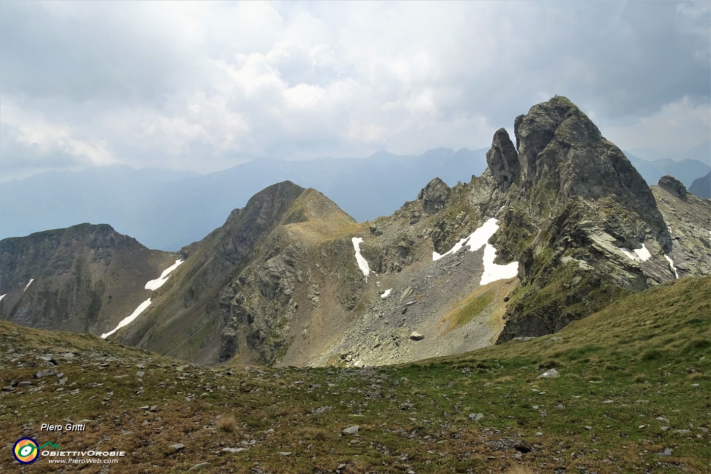 40 Vista sul Valletto con Tribortoi e Triomen salendo in Ponteranica.JPG